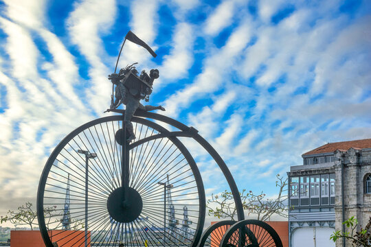 The sculpture named 'Contra Viento y Marea' by Marta Jimenez located in Avenue of the Port in Havana, Cuba