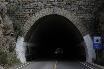 túnel en la montaña