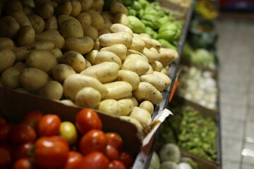 papas a la venta en mercado mexicano