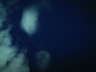 Estrellas y nubes