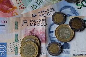 approach to mexican coin and banknotes of different denomination