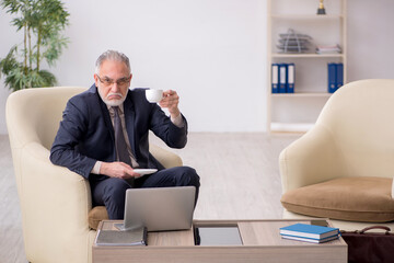 Old businessman employee waiting for business meeting