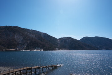 晴天の日の春先の美しい湖