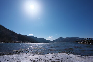 晴天の日の春先の美しい湖