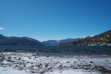 快晴の空の美しい湖