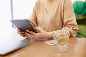 タブレット端末を操作する女性