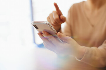 スマホを操作する女性