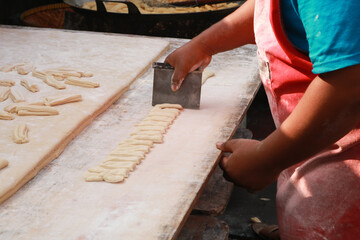 the process of slicing the dough bolang baling