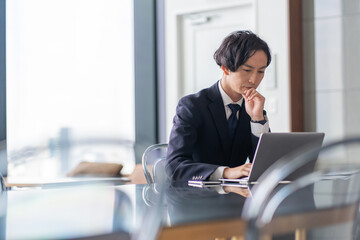 若い日本人ビジネスマン