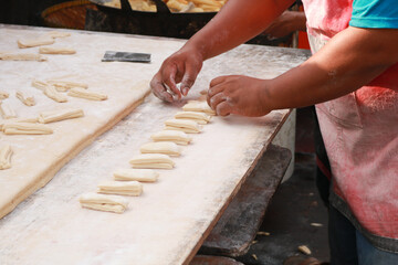 the process of slicing the dough bolang baling