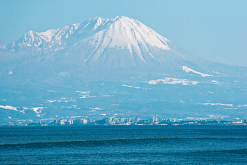 皆生温泉の街と雄大な大山の風景（鳥取県）