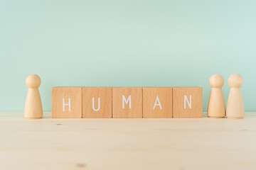 人間、人類｜「HUMAN」と書かれた積み木と3体の人型のオブジェ