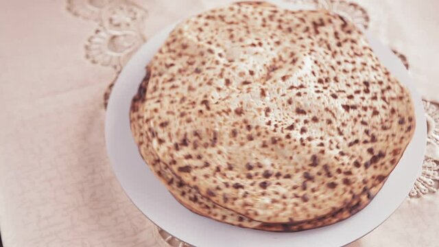 Matza shmura round for Easter seder rotates in a circle