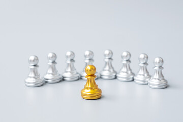 golden chess pawn pieces or leader businessman stand out of crowd people of silver men. leadership, business, team, teamwork and Human resource management concept