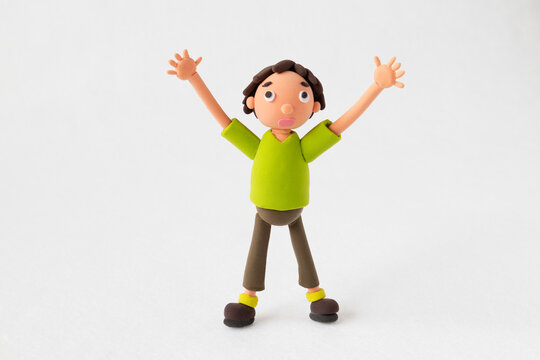 粘土の両手を上げる男の子
