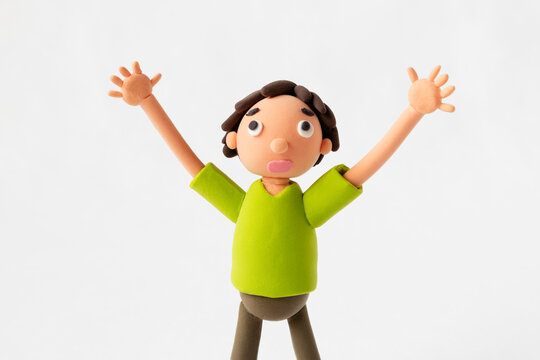 粘土の両手を上げる男の子