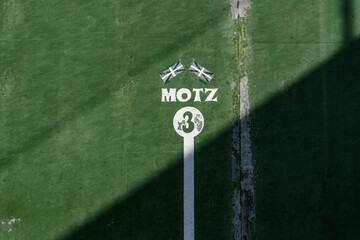 fronton wall in the Basque sport of ball, in which the game marks with the number 3 are painted Above the number 3 there are two Basque flags and the word, Motz, loose, not strong enough, painted in n
