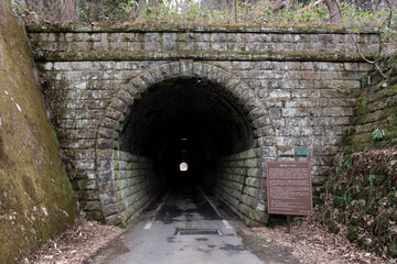 道路として利用されている信越線の旧戸草トンネル