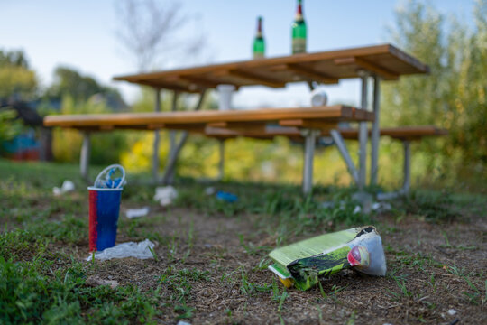 M&uuml;ll auf einer Wiese nach einer Party