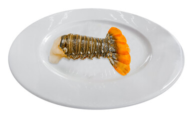 Queue de langouste sur assiette, fond blanc 