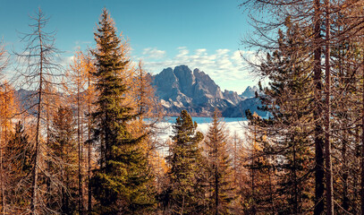Panele Szklane  Antenowe krajobraz gór Dolomity w słoneczny dzień. Wspaniały widok na sosny i skały w chmurach na tle, niesamowita sceneria przyrody. Alpy Dolomitów. Włochy. Naturalne tło