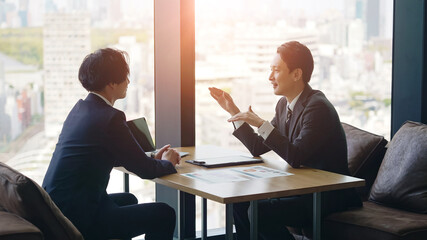 オフィスで会話するビジネスマン