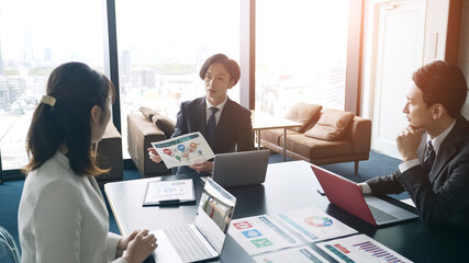 ミーティングするビジネスグループ