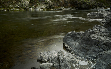 河と岩