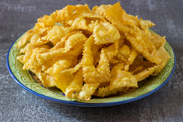 Carrot-flavored fried sheets. Dough of flour and boiled carrots, pulled with a pasta machine and fried in oil sprinkled with icing sugar