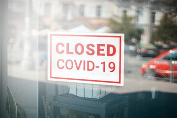 Obraz premium Cafe closed due to COVID-19 coronavirus. Stores, restaurants, offices, other public places temporarily closed