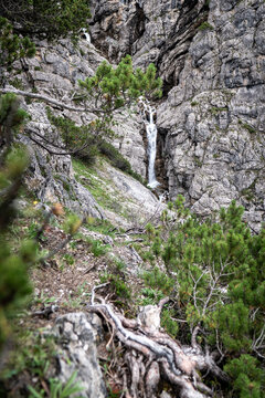 Wasserfall im Gebirge bei Gramais