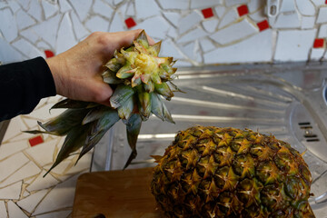 Sprawianie i krojenie ananasa przed jego spożyciem