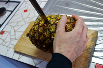 Sprawianie i krojenie ananasa przed jego spożyciem