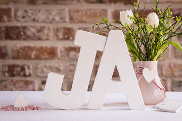 Romantische Tischdekoration zur Hochzeit