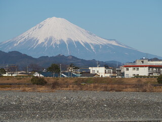 川原から見る積雪の多い富士山