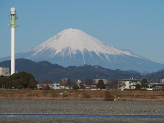川原から見る積雪の多い富士山
