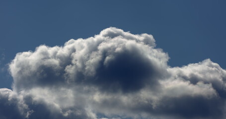 Obraz premium Timelapse: Blue sky white clouds. Nature background 4K