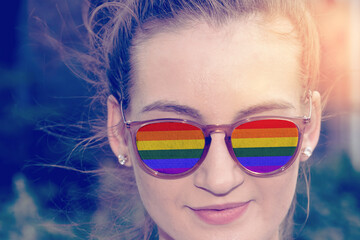 Eine Frau mit Sonnenbrille und Regenbogen