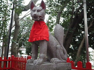 赤い布を纏うお稲荷様