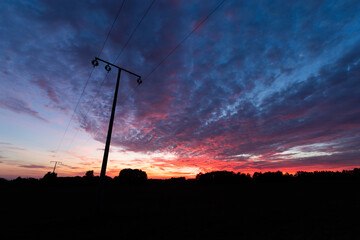 Sonnenuntergang bei einem Strommast