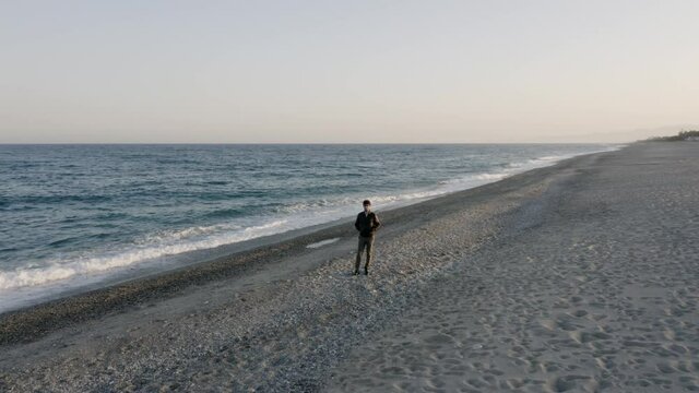 Giovane ragazzo da solo sulla spiaggia