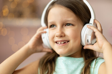 Naklejka premium girl child listening to music with headphones
