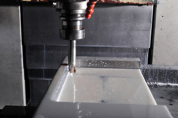 Metal processing with CNC machines and simultaneous cooling