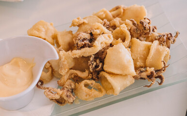 Racion de chipirones y calamares, una tipica tapa española