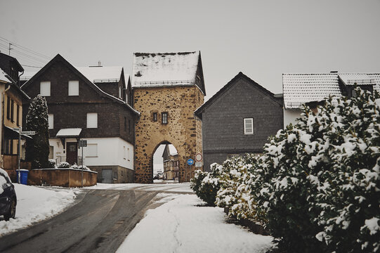 Europa in kalten Wintern im Schnee, B&auml;ume sind mit Inium bedeckt.