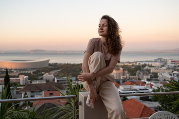 Fototapeta na wymiar Young woman chilling outdoor in Cape town during sunset