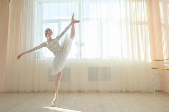 Blonde Ballet Dancer Images – Browse 15,742 Stock Photos, Vectors, Video | Adobe Stock
