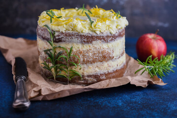 Naked cake of apples and rosemary