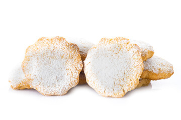 Pastas o bollos de manteca y almendras de panadería artesanal aislados sobre fondo blanco.

