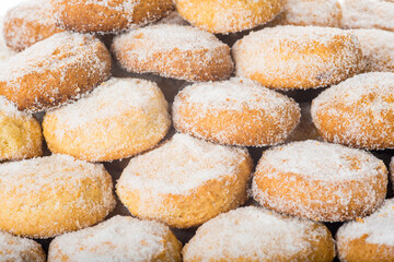 Pastas o bollos de manteca y almendras de panader&iacute;a artesanal aislados sobre fondo blanco.
